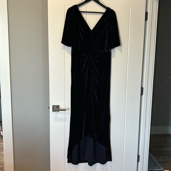 Sleeve V neck & back evening gown - Picture 1 of 7